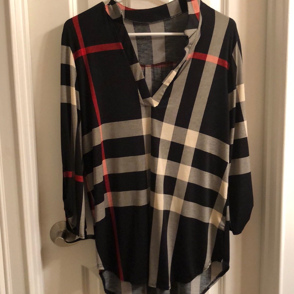 NWOT Fall Cute black plaid 3/4 sleeve v neck top